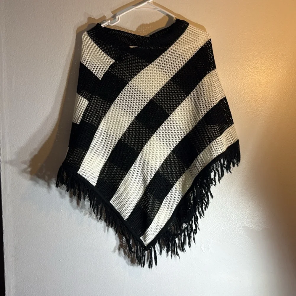 579 Striped Black and White Fringe top cover one size